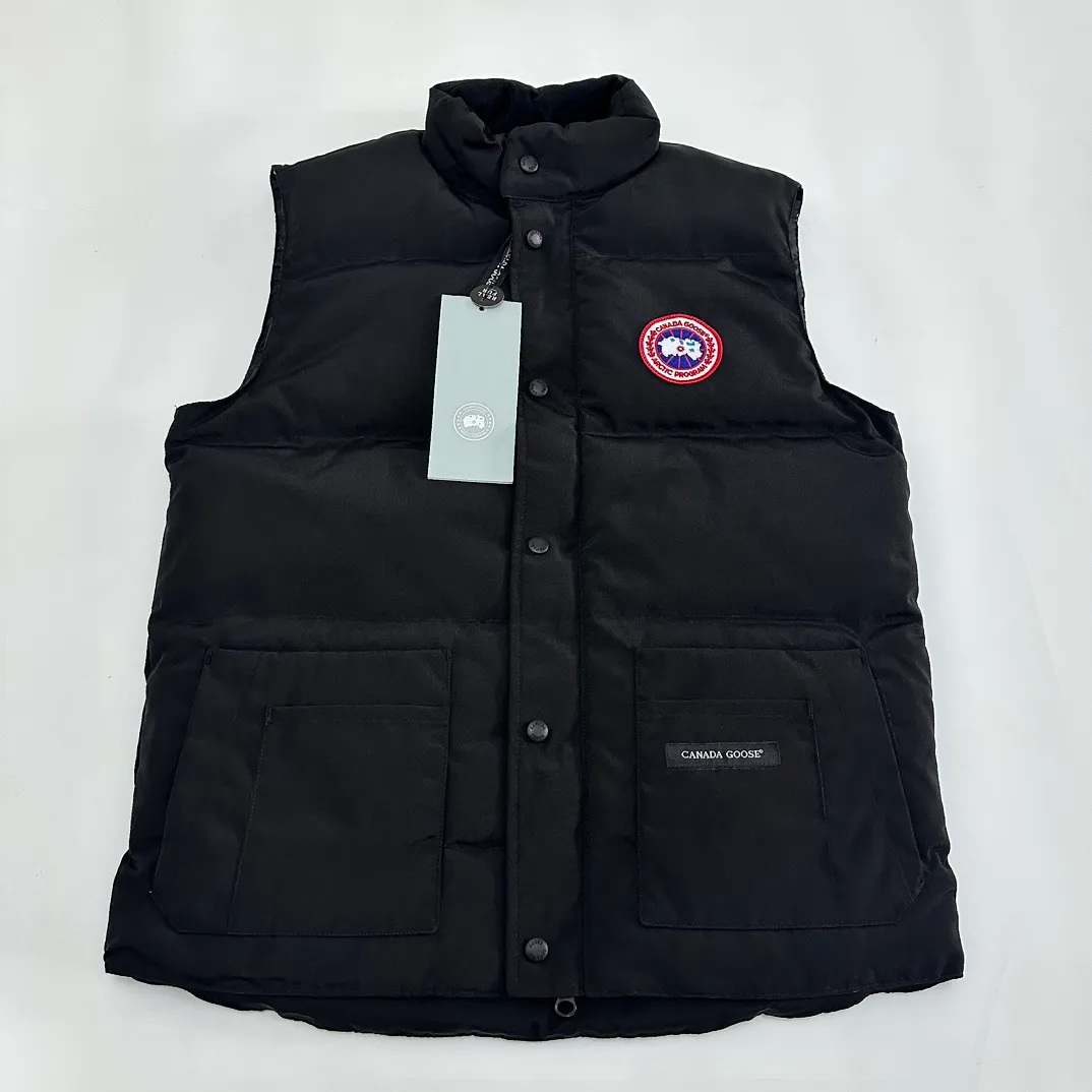 P380 top real shot - model number 119100 Canada Goose has always been recognized as the warmest down jacket. Various Instagram celebrities, Internet celebrities, and celebrities often wear it for street photos. I make Canada Goose every year, but I still can’t get rid of my love for the goose. No matter how cold the days are, there is no need to be afraid because of the care of the goose. The down vest is definitely a concave shape in autumn and winter. It is a trading company order model, exclusively launched! The purchase at the counter is the same as the genuine original clothes. Pay attention to the matching. There is velvet on the back collar, which is more warm. There is a zippered hidden pocket on the inside, and the genuine net pocket is synchronized inside. You need to compare the genuine products at any time. All the accessories are custom-made from the original factory. 1️⃣Fabric: Domestic exclusive Japanese original fabric with characteristics: waterproof, drill-proof, anti-fading, 24-count calendered woolen surface (waterproof level conforms to the ball raincoat level) 2️⃣Down: national standard 80 white duck down Supports identification (many on the market are 50 velvet and recharged in order) with better thermal insulation performance, light and not heavy, and good recovery of fluffiness after compression!  3️⃣Zipper: Original factory customized zipper with clear engraving and perfect texture. Original customized authentic YKK military-grade copper core zipper puller that can withstand hundreds of thousands of pulls. 4️⃣Embroidery: Imported new Behringer embroidery machine customized with 10,000-needle electric embroidery, full/three-dimensional/clear! 5️⃣: 400D high-density count liner fabric in the inner liner completely eliminates the problem of velvet leakage and velvet leakage. In the down woven category, there is no bragging. There is currently almost no one that can do better than us! Make an original product with care, so that every customer has the confidence to introduce it to his customers: This is the top replica version in China. A good product does not need too much soft text to highlight it. Color: Black Gray Off-White Size: S-XXL Size Clothing Length Bust Shoulder Width Recommended Height Recommended Weight S: 70 117 47.5 155-160 100-120 M: 72 121 48.5 160-170120-140 L: 74 125 49.5 165-175,140-160 Warm reminder: The tile measurement is measured manually, and the error of 1-3cm is within the normal range! The customer's suggestion is not used as a reason for return or exchange; #Because everyone's body height is different, the size recommended by customer service is only a slight color difference. Please note that slight color differences in the product are normal and will not be used as a reason for return or exchange. #Due to different monitor display pixels and external factors such as shooting lighting